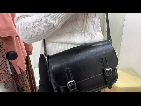 ❤️ Melancap awam perempuan jalang FeralBerry dengan dildo di dalam bilik pemasangan ❌ Video dubur pada ms.fuckmymac.ru ﹏